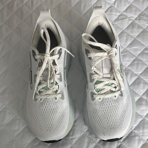 Brooks Women's White and Green Athletic Shoes